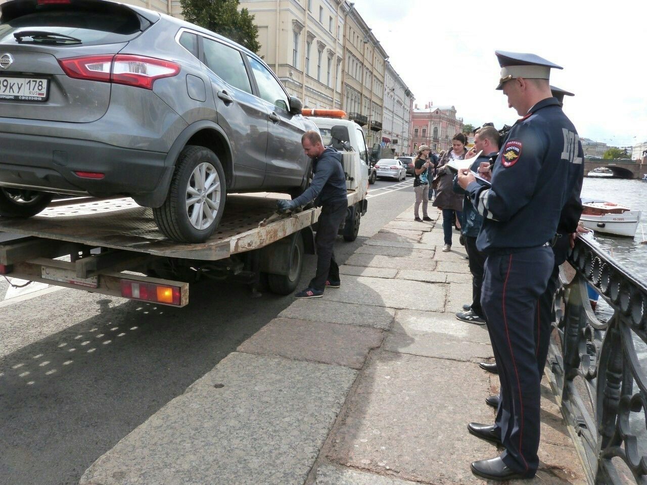 Многие автомобилисты города перестали оставлять свои машины на велополосах, но нарушители все равно есть. 