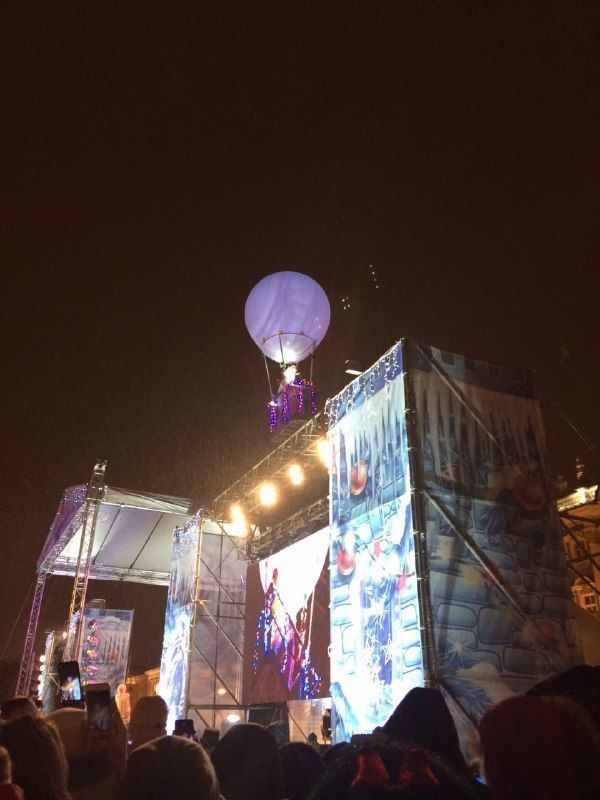 Дед Мороз спустился к петербуржцам на воздушном шаре 