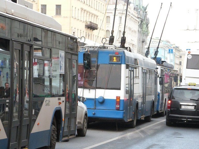 Новогодние мероприятия на Биржевой площади изменят трассы автобусов и троллейбусов