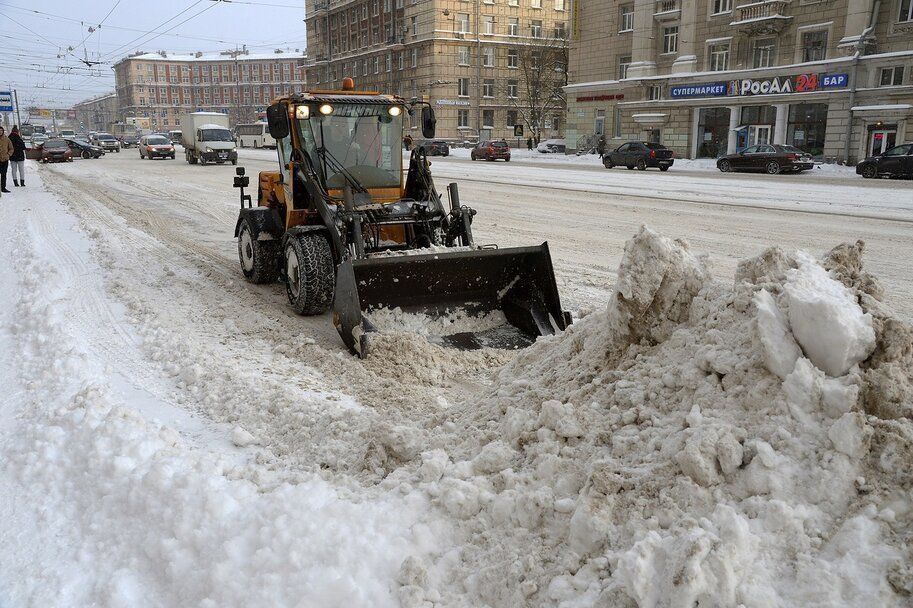 Беглов осмотрел, как в Петроградском районе убирают снег 
