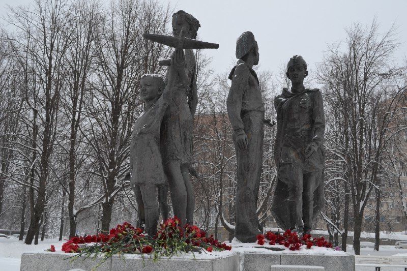 У памятника «Дети войны» отметили День полного снятия блокады Ленинграда