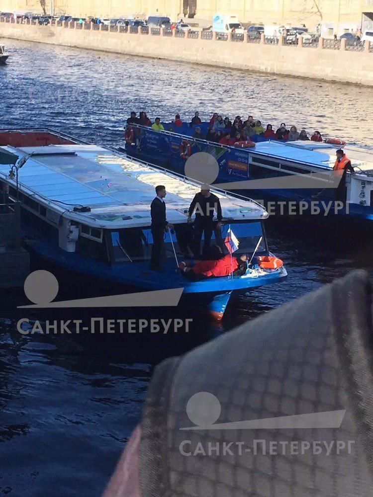 На набережной Фонтанки иномарка сбила пешеходов: один упал в воду