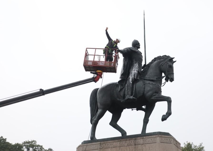 Памятник князю Александру Невскому принял «душ» перед праздником