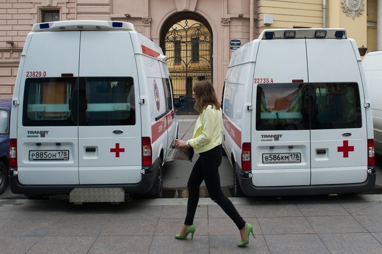 Ложный вызов скорой помощи. Санкт-Петербург скорая на вызове. Фото из машины скорой помощи. Женщина вызывает скорую помощь. Телефон вызова скорой помощи в спб