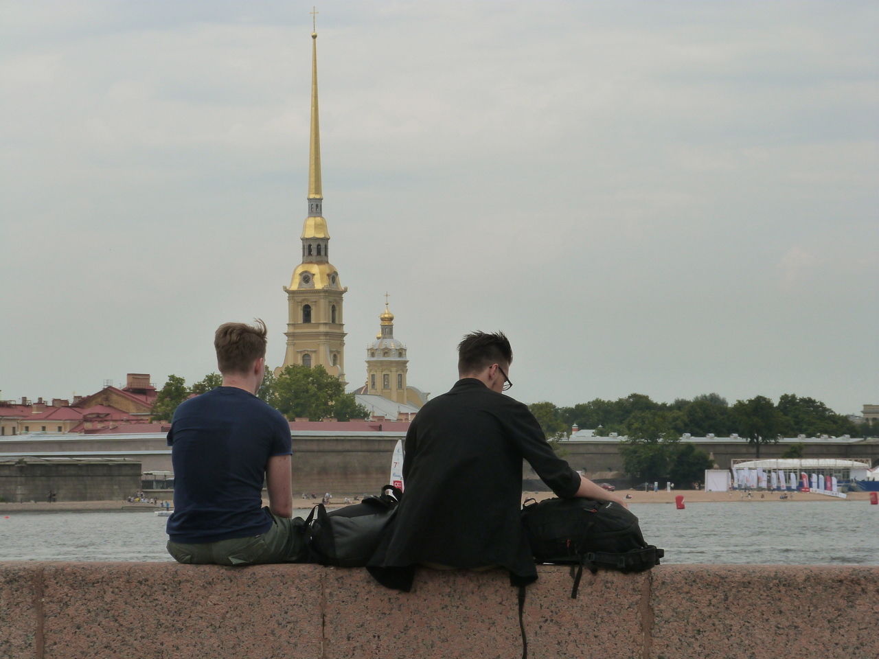 Туристы в Петропавловской крепости