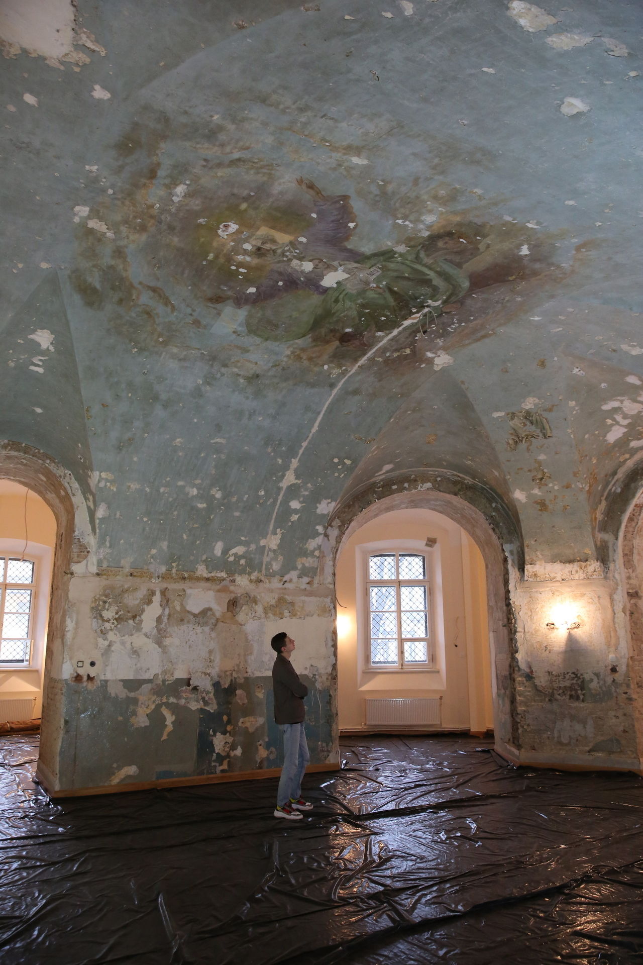 В церкви Благовещения Пресвятой Богородицы на Васильевском острове расчищают и укрепляют уникальную живопись 