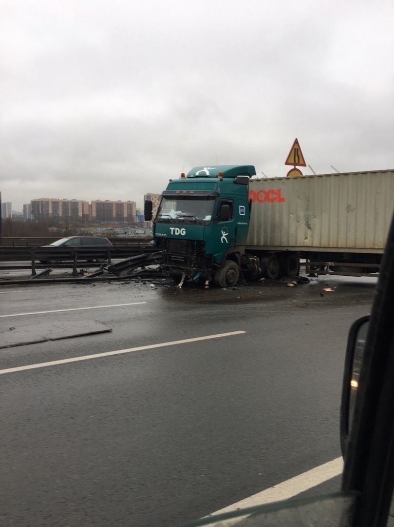 Развернувшаяся поперек дороги фура спровоцировала пробку на КАД