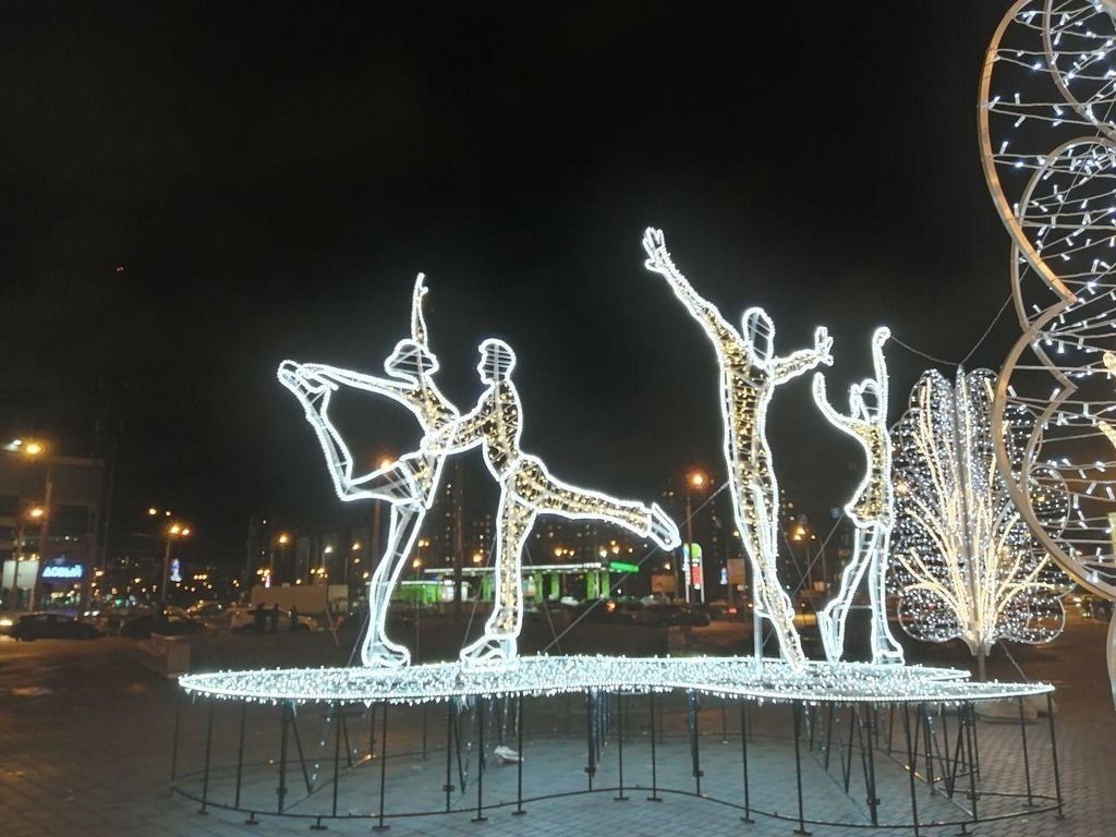Волшебные силуэты в ночном парке: светящиеся фигуры в Ростове-на-Дону