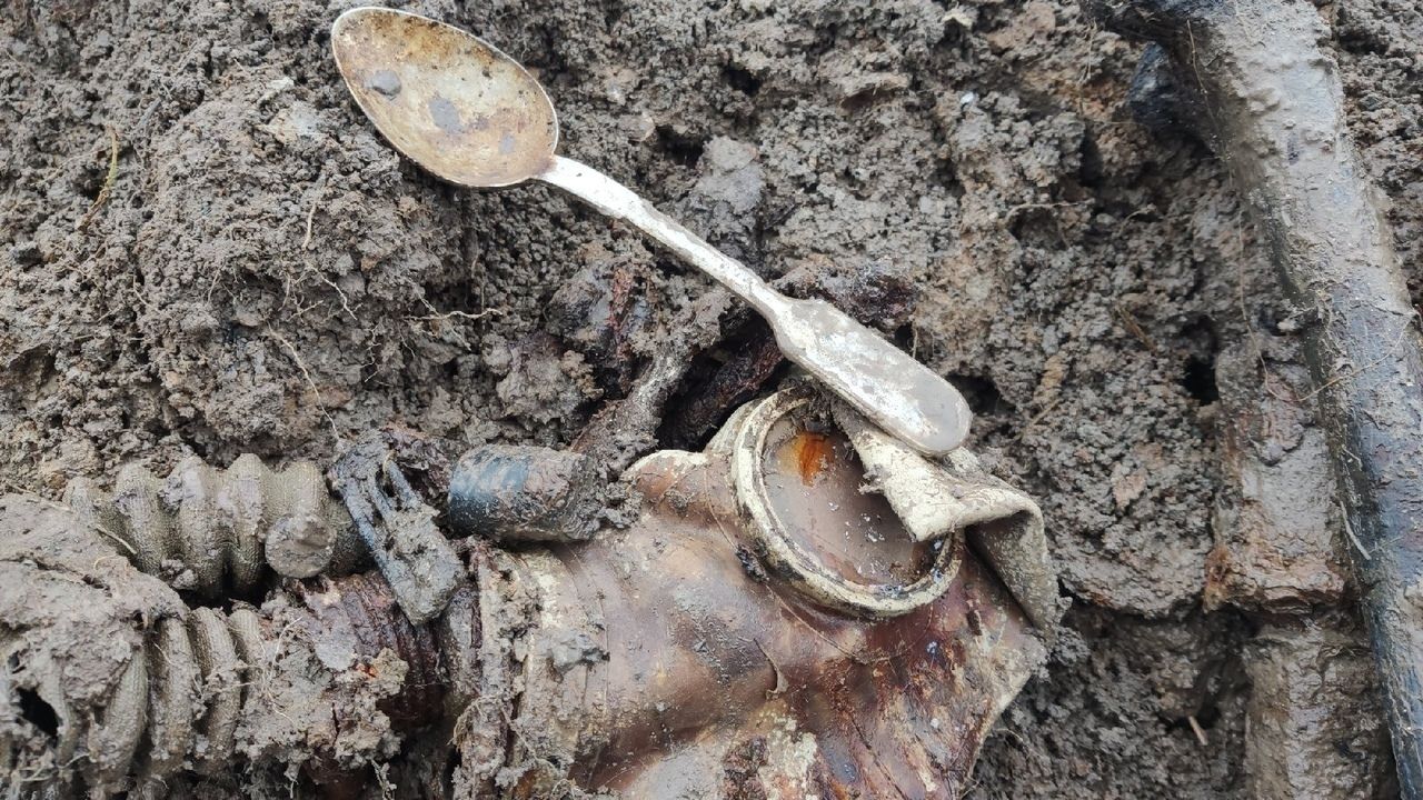 Жуткие кадры: в засыпанной воронке у Киришей нашли останки соладт