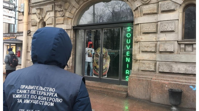 Сувенирный магазин, расположенный в здании-памятнике на Невском, закрыли 
