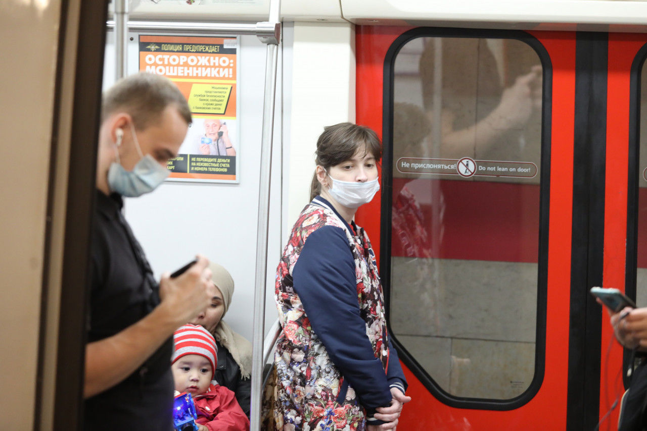 Масок стало больше: петербуржцы ответственно стали относиться к мерам безопасности в метро 