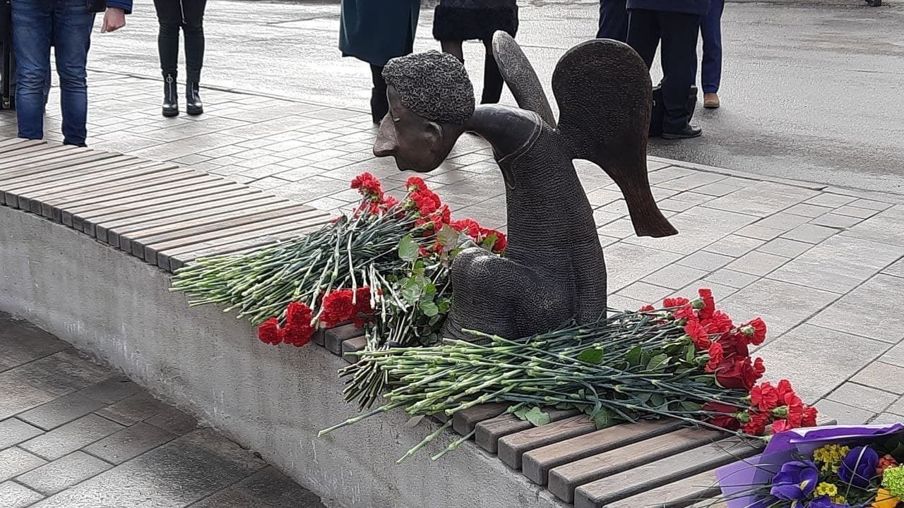 Памятник медикам погибшим от коронавируса в санкт петербурге