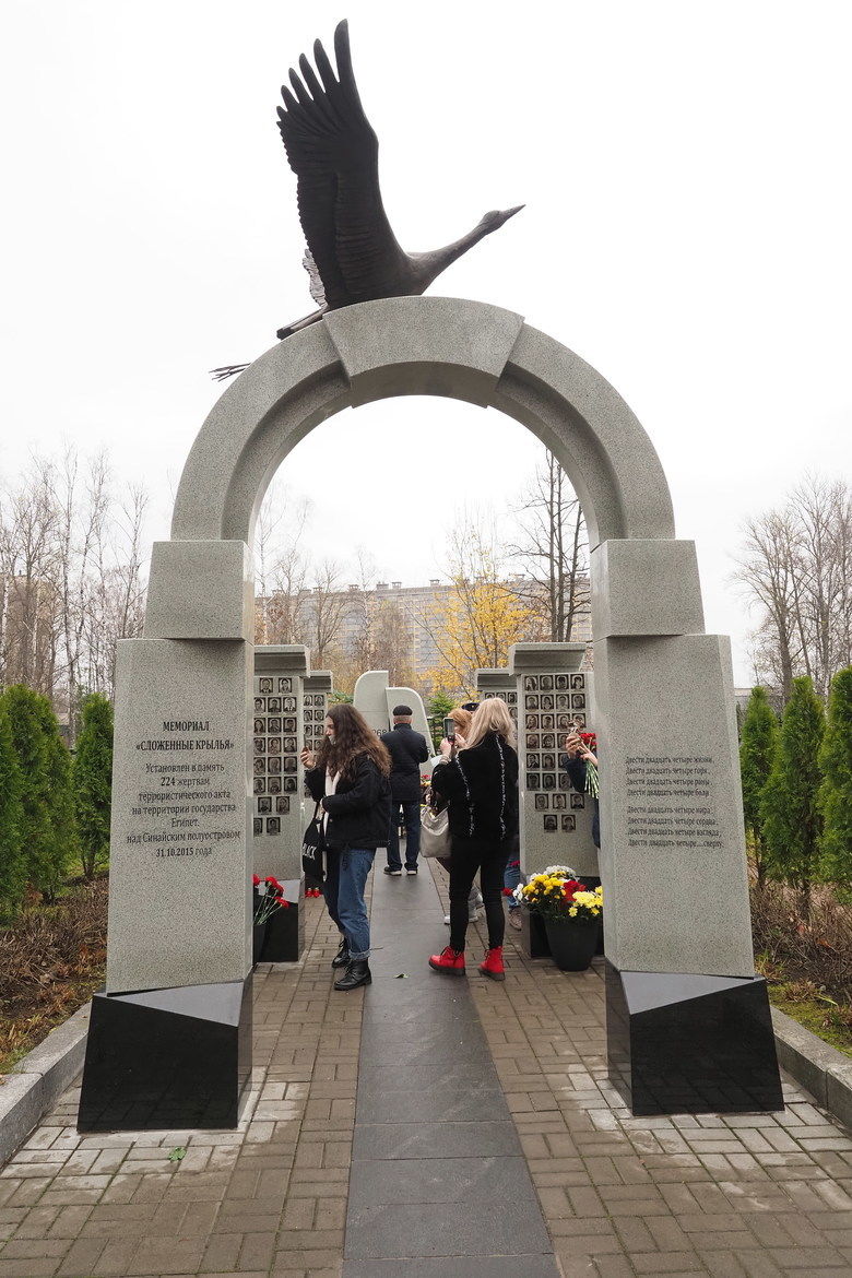 Серафимовское кладбище мемориал самолет