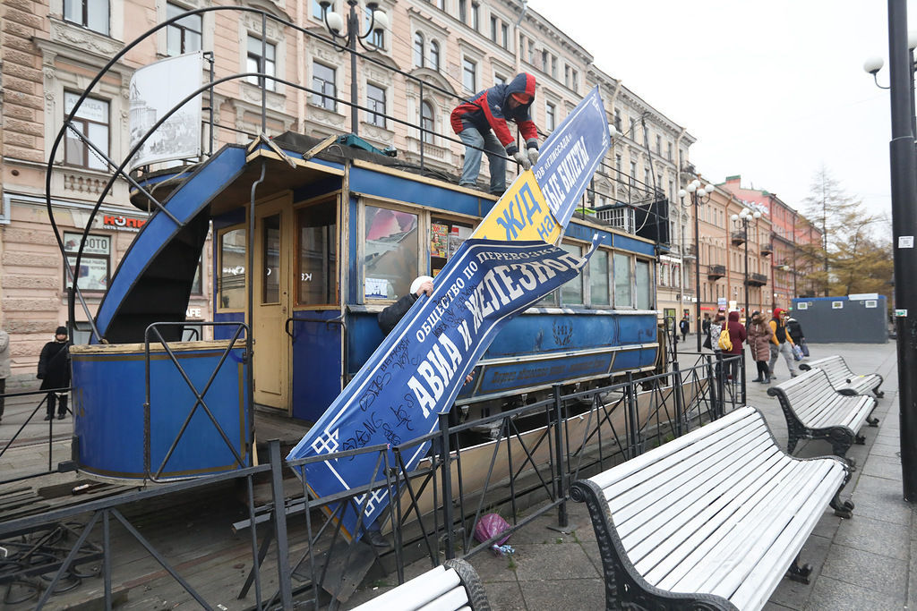 У метро василеостровская